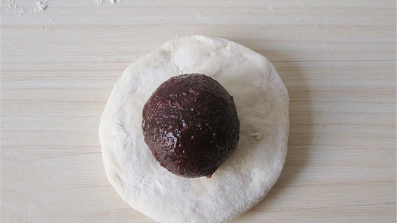 小鸡馒头,包上豆沙馅料,也可以包自己喜欢的馅料,像包包子一样保湿,然后揉圆倒扣就是光滑滑的馒头