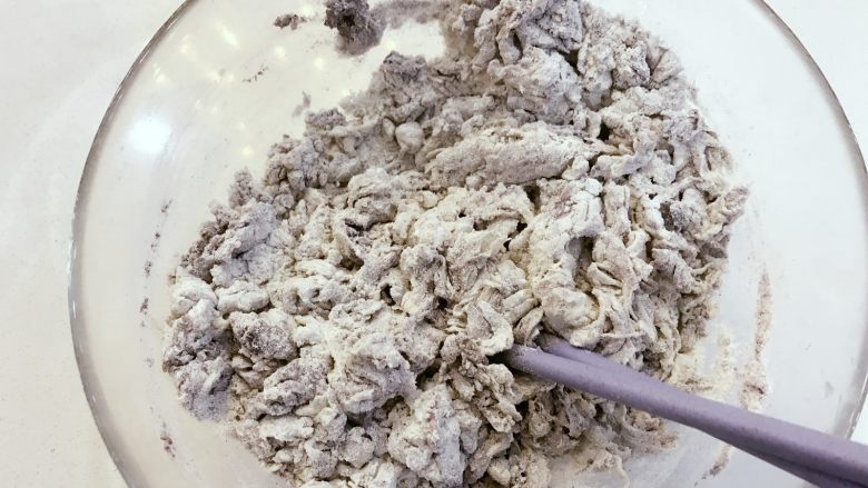 宝宝辅食:黑米馒头-12M+ ,在面粉中加入黑米粉、细砂糖和融化好的酵母,用刮刀或筷子搅拌成絮状。