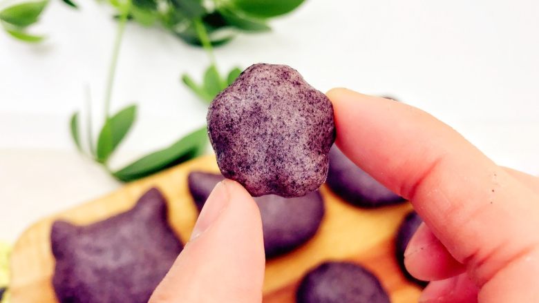 宝宝辅食:黑米馒头-12M+ ,完成,圆嘟嘟滴是不是很可爱呀,因为加了黑米,口感上会比普通的馒头更绵密一点,但黑米的香味会很浓郁,超级好吃哈。