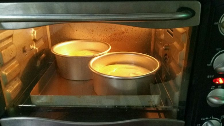 百香果戚风蛋糕,入模具,震出大气泡