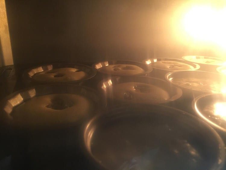 巧克力海绵小蛋糕, 烤箱175度预热5分钟,中层上下火,烤17分钟左右。
