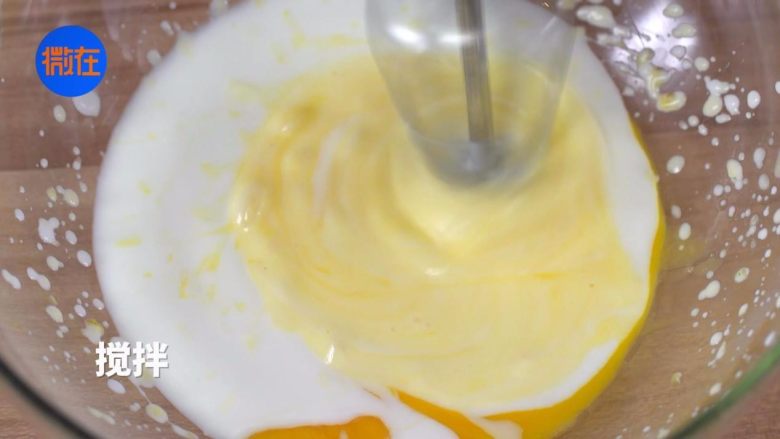 4道低脂减肥餐,让你夏天前瘦成一道闪电,2.蛋黄2个,酸奶100克,搅拌,筛入低粉25克,搅拌。