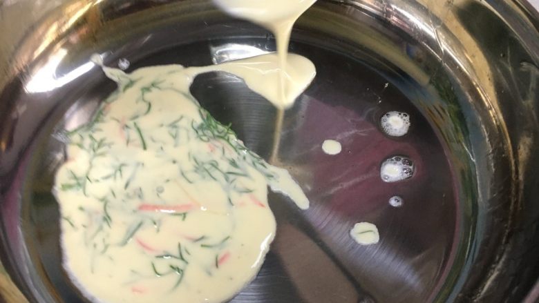 小茴香鸡蛋煎饼,锅烧热后,挖一勺糊倒入锅中