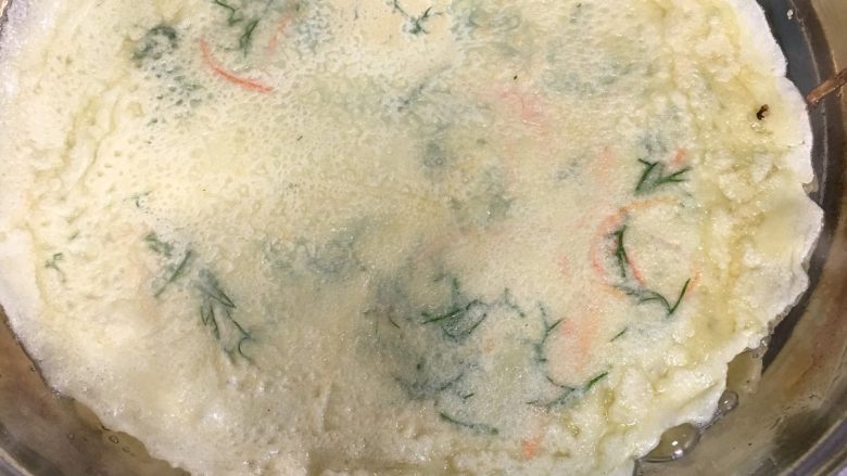 小茴香鸡蛋煎饼,淋完油后,用铲子挑起翻一下面