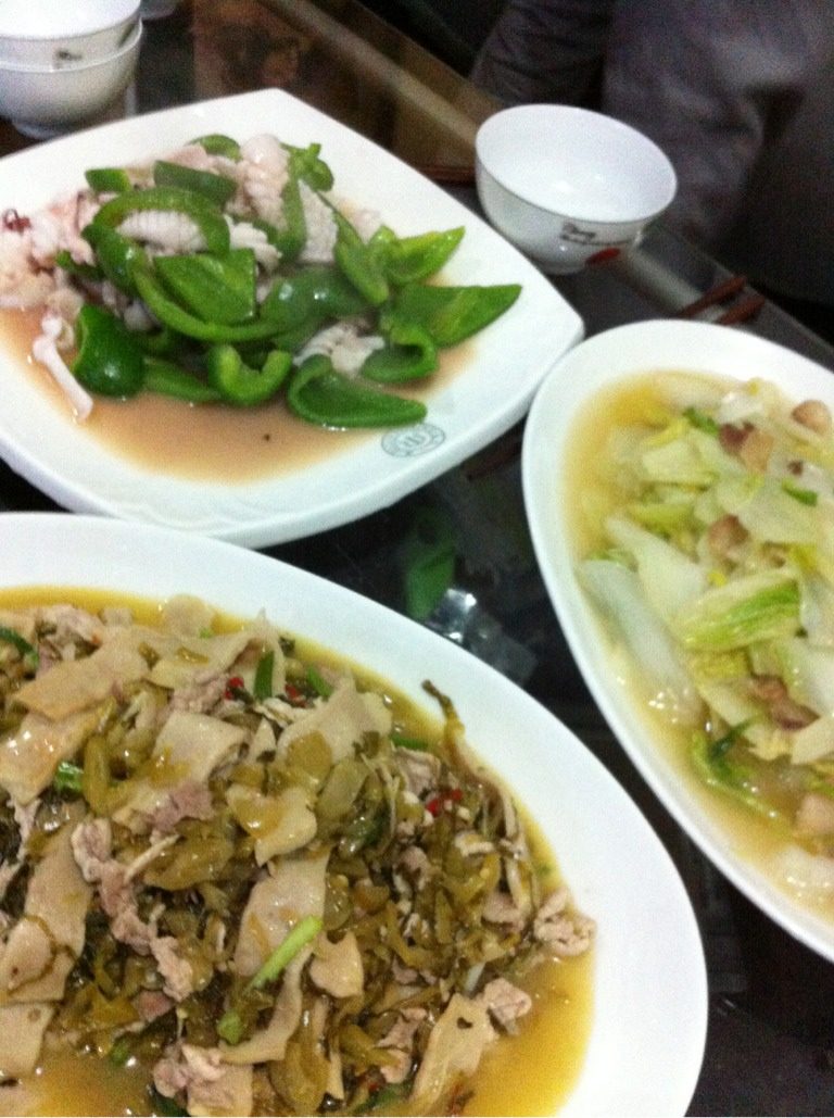 豆瓣酱焖蟹,好了现在可以开始了'首先热油'下蒜头煎到微黄'豆浆下锅煎下'接着下螃蟹翻抄一会'小辣'鸡精'下1／3碗水盖上盖子焖会最后快上锅前放葱就ok了