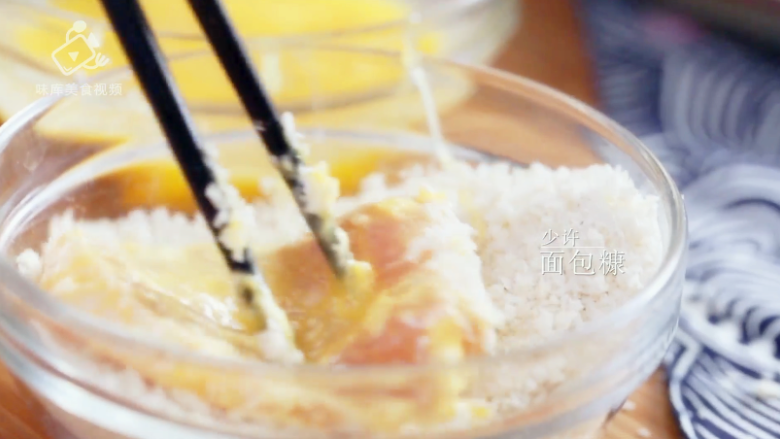 炸猪排-一块日式黄金炸猪排的秘密,最后蘸上<a style='color:red;display:inline-block;' href='/shicai/ 588'>面包糠</a>,备用
