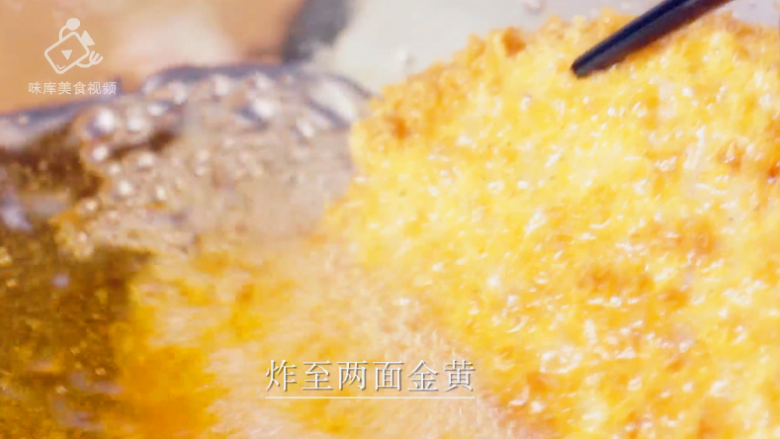 炸猪排-一块日式黄金炸猪排的秘密,炸至两面金黄,即可捞出