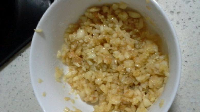 蒜蓉蒸虾,油至7成热,蒜蓉小火煎至金黄,适量加入盐和味精拌匀。
