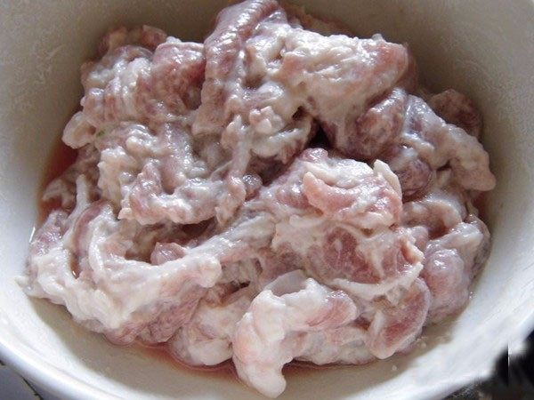 水煮肉片,
放入碗中,放入适量生粉、食盐、<a style='color:red;display:inline-block;' href='/shicai/ 59093'>鸡蛋清</a>搅拌均匀,腌制10分钟