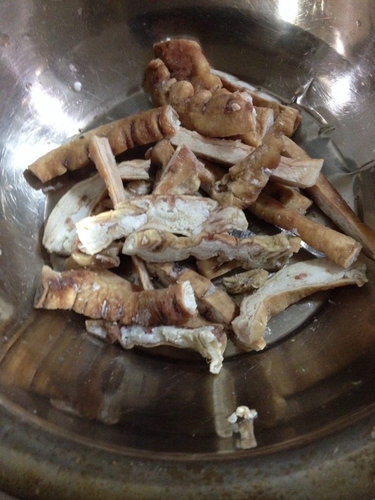 麻辣肥肠片片鱼,熟肥肠改刀切成约10厘米长的条待用