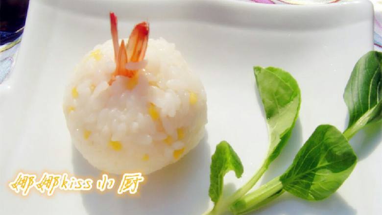 寿司醋饭团,<a style='color:red;display:inline-block;' href='/shicai/ 293'>基围虾</a>剥壳留尾部最后一节用黄酒生抽腌制十分钟。用少量水或者油焯熟。
