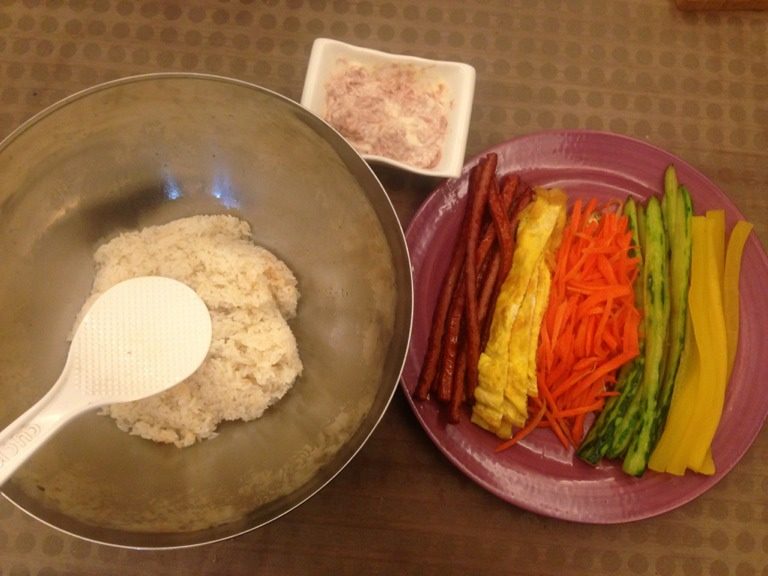 紫菜包饭,<a style='color:red;display:inline-block;' href='/shicai/ 54'>黄瓜</a>，<a style='color:red;display:inline-block;' href='/shicai/ 25'>胡萝卜</a>，<a style='color:red;display:inline-block;' href='/shicai/ 438'>火腿</a>分别切条状过油备出；<a style='color:red;display:inline-block;' href='/shicai/ 9'>鸡蛋</a>摊成<a style='color:red;display:inline-block;' href='/shicai/ 9'>鸡蛋</a>饼后切条状备出；机枪鱼用<a style='color:red;display:inline-block;' href='/shicai/ 4856'>沙拉酱</a>拌好备用；<a style='color:red;display:inline-block;' href='/shicai/ 507'>米饭</a>用<a style='color:red;display:inline-block;' href='/shicai/ 847'>香油</a>和牛肉粉拌好备用