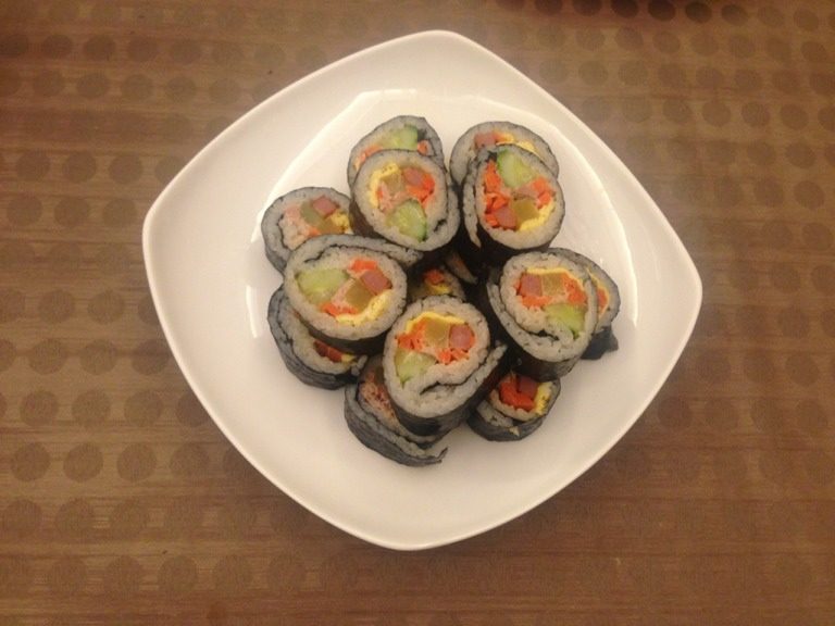 紫菜包饭,将适量的米饭均匀的铺在<a style='color:red;display:inline-block;' href='/shicai/ 273'>紫菜</a>上，并依次将上述材料逐个放入卷起既成