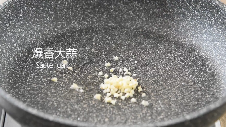 无需刀工,超简单的椒盐排条,起油锅爆香大蒜