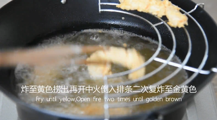 无需刀工,超简单的椒盐排条,炸至黄色捞出