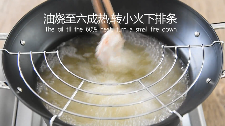 无需刀工,超简单的椒盐排条,油烧至六成热,转小火下排条