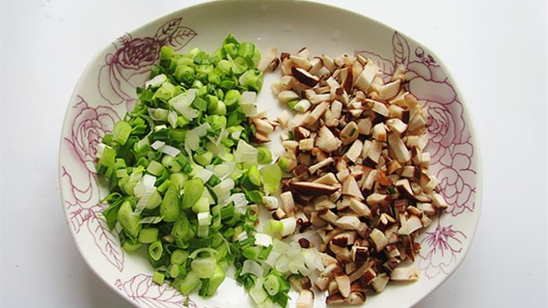 香菇蚕豆酱,葱蒜切碎,<a style='color:red;display:inline-block;' href='/shicai/ 230'>香菇</a>切成丁
