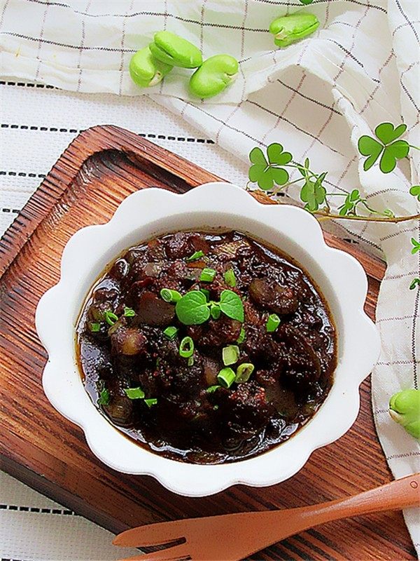 香菇蚕豆酱,做好的蚕豆酱可以拌面也可以当做咸菜酱料食用