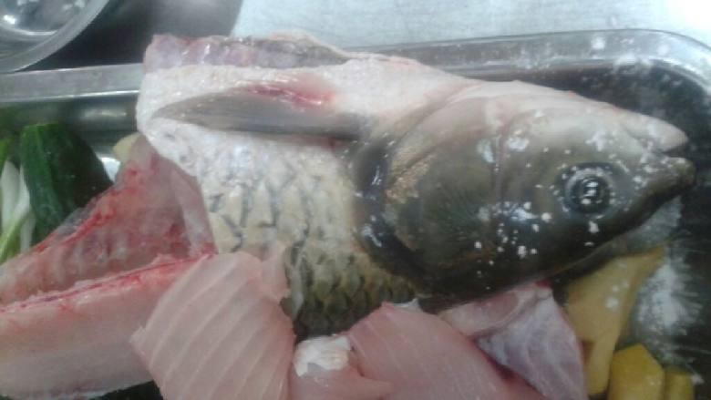 葡萄鱼,取两片肉去骨，改多十字花刀，腌制（盐，<a style='color:red;display:inline-block;' href='/shicai/ 717'>味精</a>，料酒，<a style='color:red;display:inline-block;' href='/shicai/ 3250'>葱</a><a style='color:red;display:inline-block;' href='/shicai/ 37'>姜</a>汁，<a style='color:red;display:inline-block;' href='/shicai/ 720'>胡椒粉</a>）十至十五分钟。蒜切末，<a style='color:red;display:inline-block;' href='/shicai/ 37'>姜</a>切末。