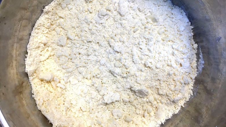迷你黑芝麻司康,将黄油面粉揉成粗颗粒状;