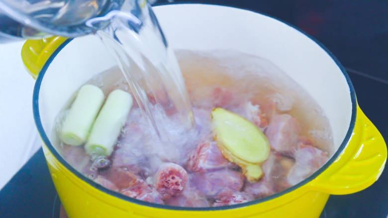 红烧鸭脖,锅中加水,料酒,生姜,葱段