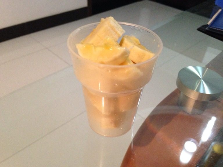 香蕉牛奶奶昔,把<a style='color:red;display:inline-block;' href='/shicai/ 610'>香蕉</a>切成小丁状。刚好装满两小杯～其实就是一根<a style='color:red;display:inline-block;' href='/shicai/ 610'>香蕉</a>的量咯