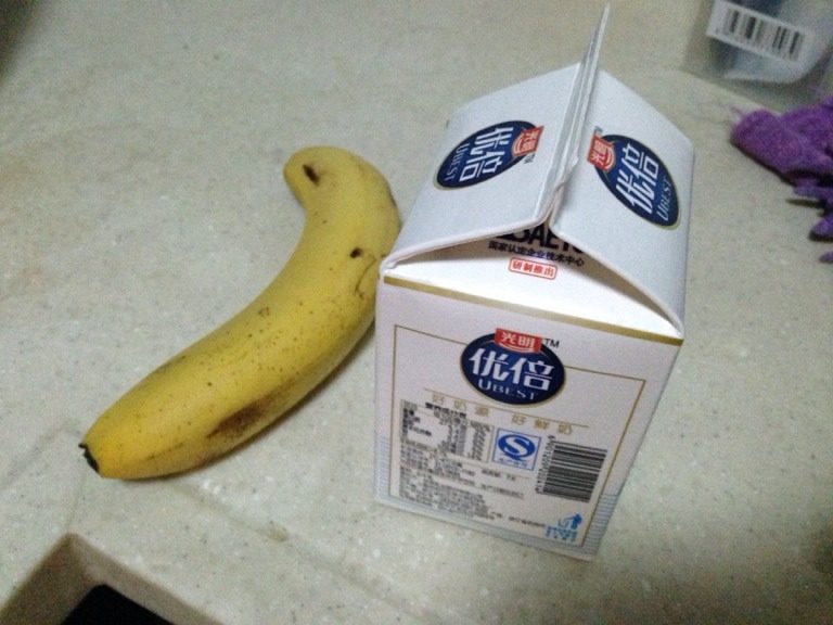 香蕉牛奶奶昔,用刚才的小量杯在豆浆机内加入三杯鲜奶。三杯清水。