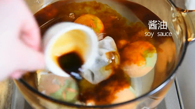 网红茶叶蛋来袭,制作诀窍大公开!,倒入<a style='color:red;display:inline-block;' href='/shicai/ 692'>酱油</a>