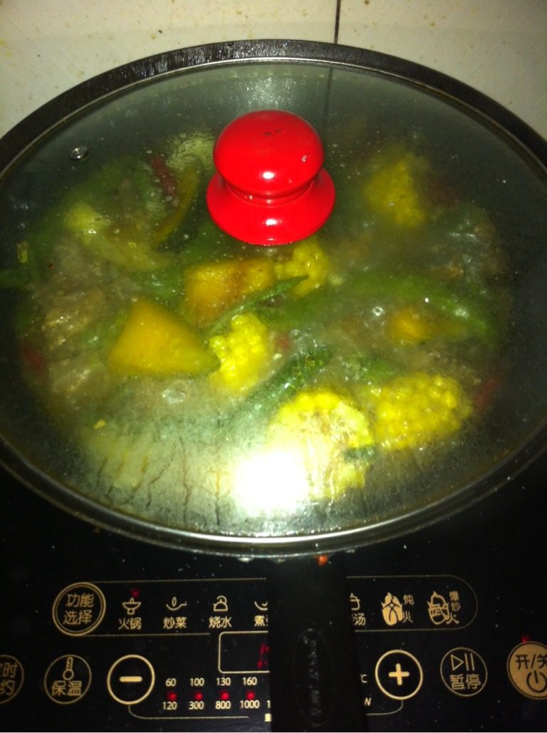 东北一锅出,热锅下油，加入<a style='color:red;display:inline-block;' href='/shicai/ 12043'>花椒粉</a>、<a style='color:red;display:inline-block;' href='/shicai/ 37'>姜</a>末<a style='color:red;display:inline-block;' href='/shicai/ 3250'>葱</a>末炒香，加入排骨翻炒，直至发白，放入豆角翻炒，加入细盐，倒入土豆、<a style='color:red;display:inline-block;' href='/shicai/ 53'>南瓜</a>，翻炒，加汤（刚刚和锅中菜一平即可）加入八角、大火烧开，中火慢炖！如不想吃太烂的土豆和<a style='color:red;display:inline-block;' href='/shicai/ 53'>南瓜</a>，也可在开锅后加入！