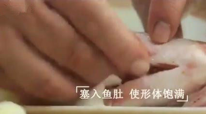 清蒸鱼,塞入鱼肚 使其看起来饱满,然后腌制10分钟