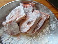 三杯牛仔骨,牛仔骨均匀粘裹一层<a style='color:red;display:inline-block;' href='/shicai/ 519'>面粉</a>，并抖净多余的<a style='color:red;display:inline-block;' href='/shicai/ 519'>面粉</a>