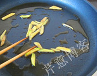 三杯牛仔骨,锅中继续加入<a style='color:red;display:inline-block;' href='/shicai/ 847'>香油</a>，小火爆香姜片，至姜片卷曲焦黄