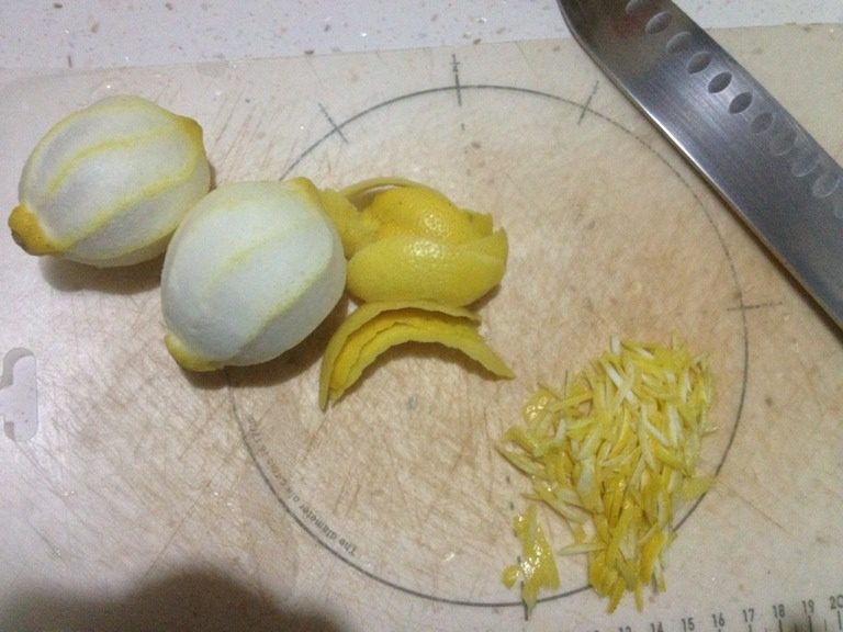 柠檬金橘酱,如图和柠檬茶的做法一样,把柠檬先片皮切丝备用。