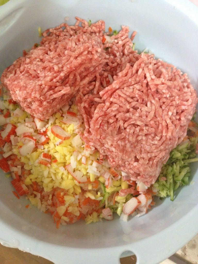 五彩饺子,如图放肉馅 放盐 酱油 料酒少许 <a style='color:red;display:inline-block;' href='/shicai/ 756'>鸡精</a> 耗油  <a style='color:red;display:inline-block;' href='/shicai/ 846'>色拉油</a> 香油 五香粉少许  朝一个方向拌匀
