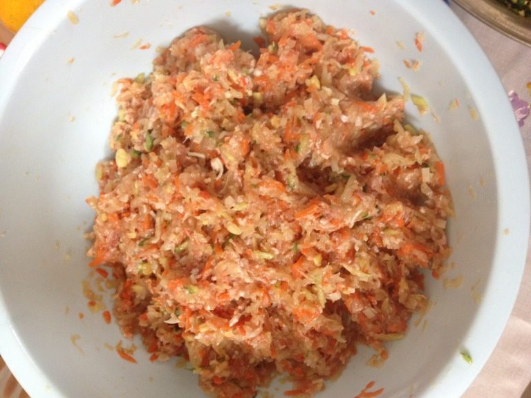 五彩饺子,如图肉馅太干的话打个鸡蛋拌匀