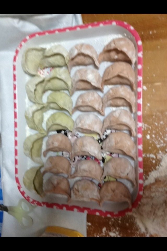五彩饺子,如图和面 把蔬菜水果打成汁 和面 软硬适中 包饺子
