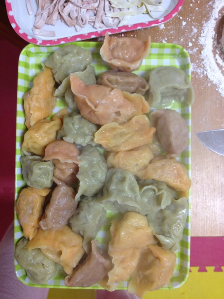 五彩饺子,如图煮完以后用凉水冲一下防止粘在一起