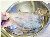 剁椒比目鱼,<a style='color:red;display:inline-block;' href='/shicai/ 391'>比目鱼</a>洗净,在鱼身反面、正面各划两道口