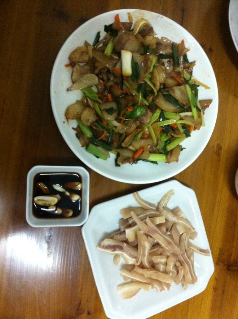 两吃猪耳朵,加入盐,酱油,<a style='color:red;display:inline-block;' href='/shicai/ 718'>料酒</a>炒匀,出锅前加鸡精调味即可。