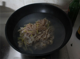 香辣鸭肠 ,锅内烧开水,水开,放入鸭肠焯一下,鸭肠变色立即捞出