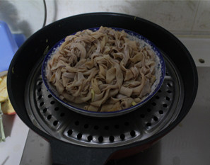 香辣鸭肠 ,放入蒸锅,水开后蒸10分钟