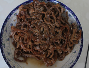 香辣鸭肠 ,卤好的鸭肠,上面白色的是因为从卤汤中捞出,粘上的卤汤中的油,因为放入冰箱冷藏凝结了