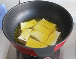 辣白菜肉末炖豆腐,稍微多倒些油,烧热,煎炸豆腐块