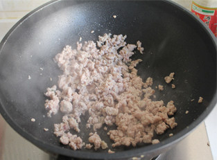 辣白菜肉末炖豆腐,锅内到些底油,放入<a style='color:red;display:inline-block;' href='/shicai/ 442'>肉末</a>炒散,炒熟