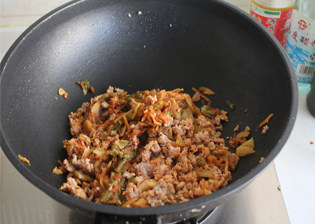 辣白菜肉末炖豆腐,放入辣白菜一起炒