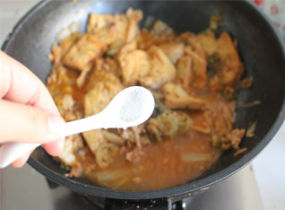 辣白菜肉末炖豆腐,放盐调味