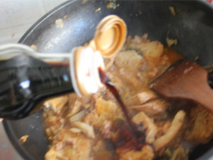 辣白菜肉末炖豆腐,倒入适量<a style='color:red;display:inline-block;' href='/shicai/ 135044'>海鲜酱油</a>