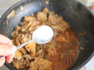 辣白菜肉末炖豆腐,放少许<a style='color:red;display:inline-block;' href='/shicai/ 10588'>糖</a>调味