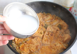 辣白菜肉末炖豆腐,炖制汤汁还有3分之1的时候,倒入水淀粉勾浓就可以了
