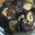 姜汁香菇炒面,<a style='color:red;display:inline-block;' href='/shicai/ 241'>干香菇</a>用温水泡发,洗净,切成丝备用